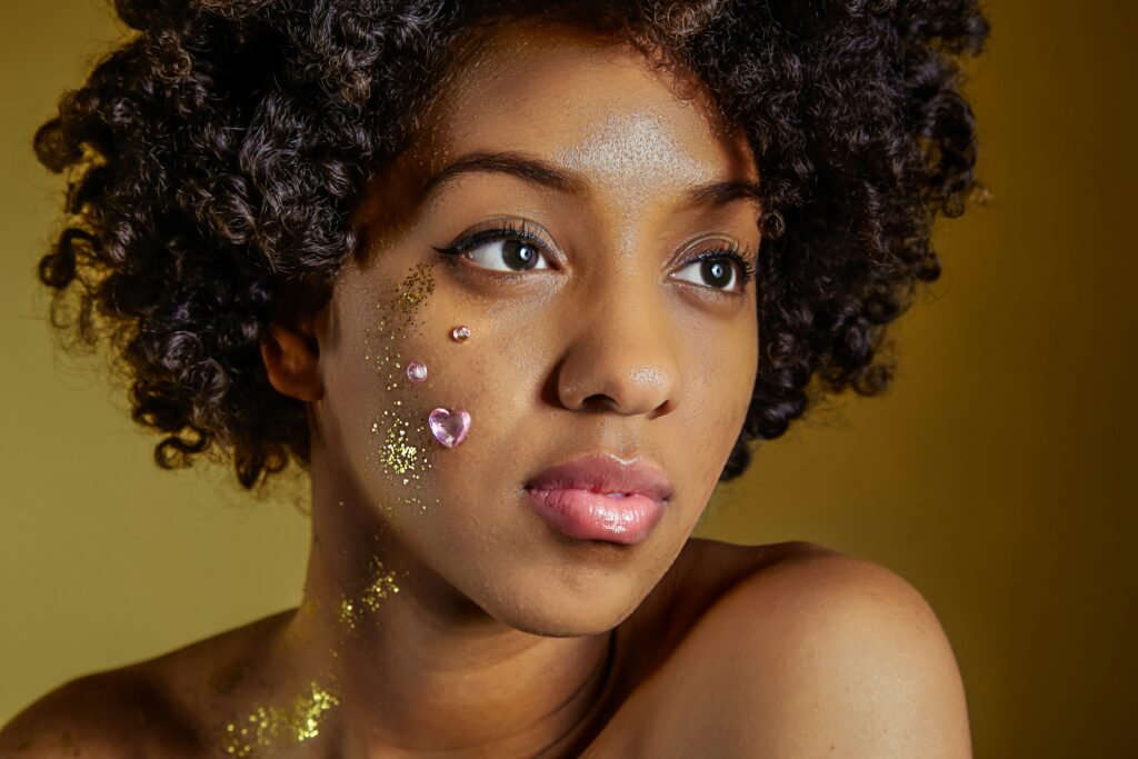 Glitter na pele: como aplicar e remover sem sofrimento